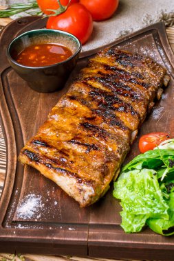 Barbekü domuz kaburgası, yakın çekim.