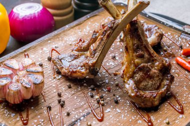 Kuzu pirzolası, kapat.