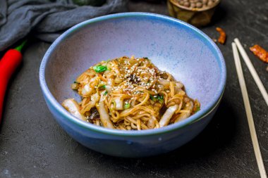 Tayland soslu erişte.