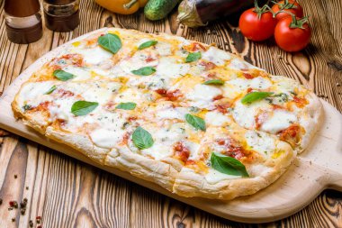 Pizza Quattro formaggi Roma hamuru üzerine