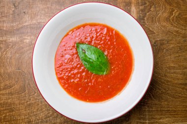 Beyaz tabakta gazpacho çorbası.