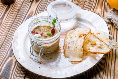 Ekmek ve reçelli tavuk ciğeri ezmesi