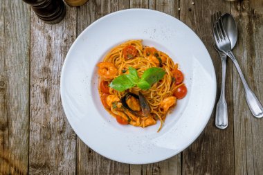 Deniz mahsullü makarna, yakın çekim.