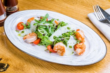 Karidesli Arugula, yaklaş.