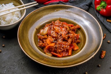 Tayland soslu kızarmış domuz eti.