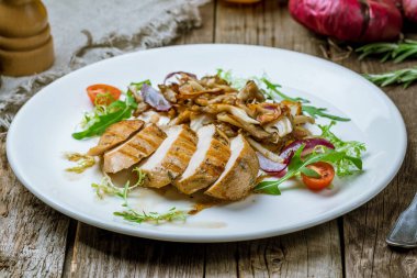 Izgara tavuk göğsü, kapat.