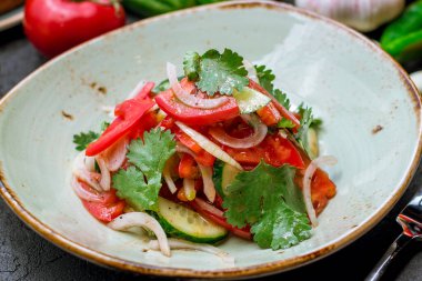 Domatesli ve salatalıklı sebze salatası