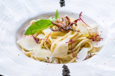 Deniz mahsullü makarna, yakın çekim.