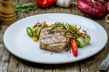 Sebzeli ızgara ton balığı fileto.