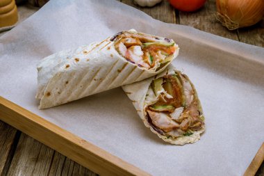 Tahtada tavukla birlikte yuvarlan