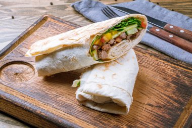 Tahtada sığır eti rulosu