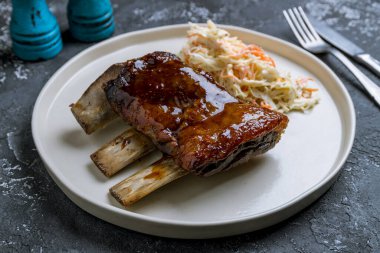 Biftek ve kemik tabakta