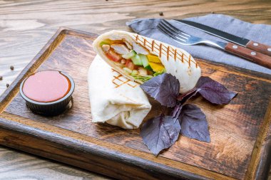 Tahtada tavukla birlikte yuvarlan