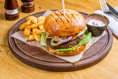 Hamurger ve patates kızartması, yakın çekim.