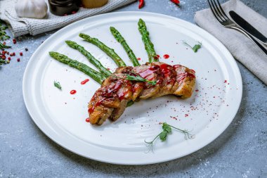 Çilek soslu ördek göğsü