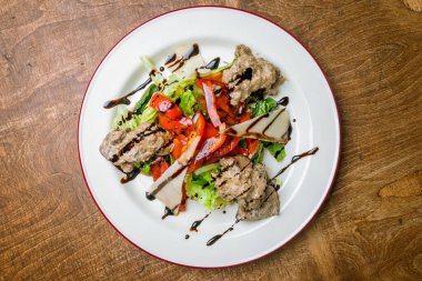 Tavuk ciğerli salata.