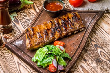 Barbekü domuz kaburgası, yakın çekim.