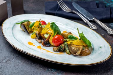 Tabakta ızgara sebzeler