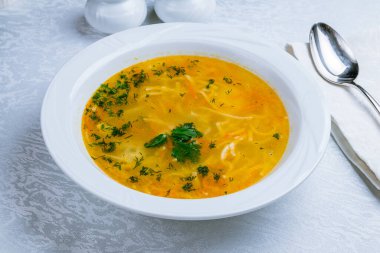 Tabakta tavuk çorbası.