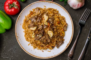 Biftekli pilav, yaklaş.