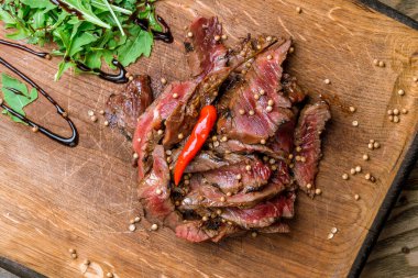 Biftek dilimlenmiş, yakın plan.