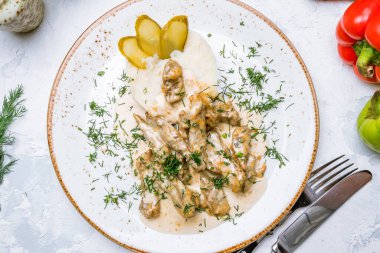 Stroganoff beyaz tabakta