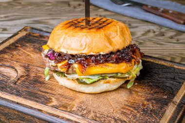 Etli hamburger ve karamelli soğan.