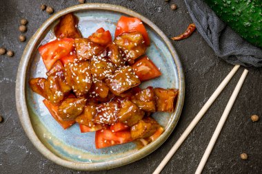 Tatlı ekşi soslu kızarmış patlıcan.