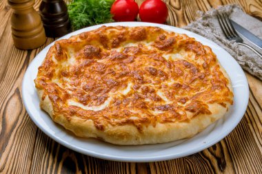 beyaz tabakta peynirli khachapuri 