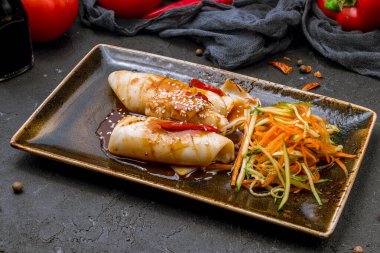 Gemide kızarmış mürekkep balığı var.