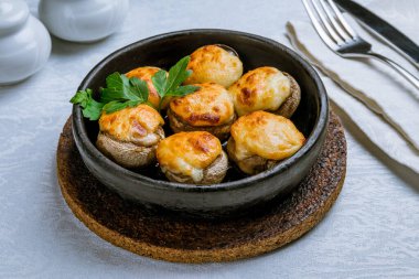 Suluguni peyniri ile pişirilmiş mantar.