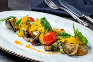 Tabakta ızgara sebzeler