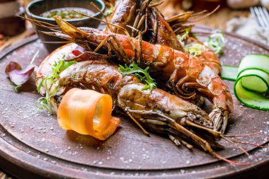 Kurulda kızarmış Langoustines.