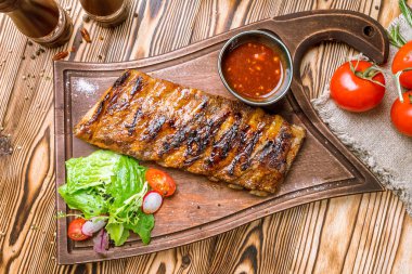 Barbekü domuz kaburgası, yakın çekim.