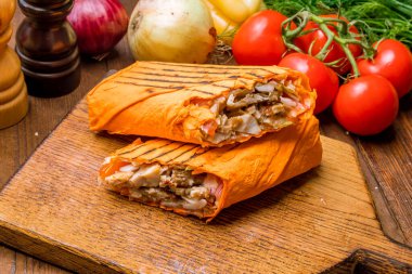 Pide peynirli Shawarma.