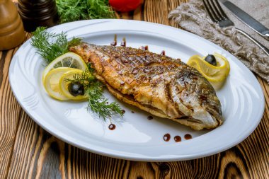 Dorado beyaz tabakta ızgara yapıyor. 