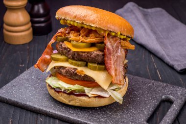 Etli hamburger, yakın çekim.