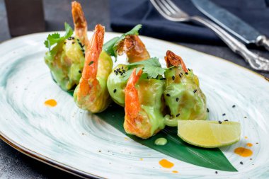 Wasabi soslu kızarmış karides.