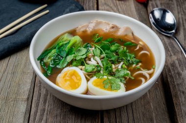 Tabakta Ramen çorbası