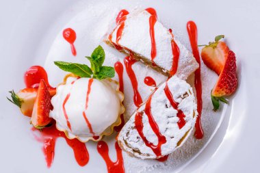 Elmalı turta ve dondurma.