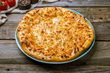 Eski ahşap masada peynirli khachapuri