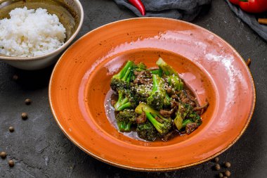 Tayland soslu kızarmış biftek ve brokoli.