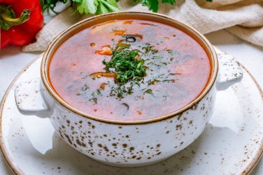 Meat Solyanka çorbası, yakın çekim.