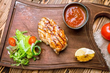 Izgara tavuk göğsü, kapat.