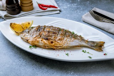 Dorado ızgarada, kapat.