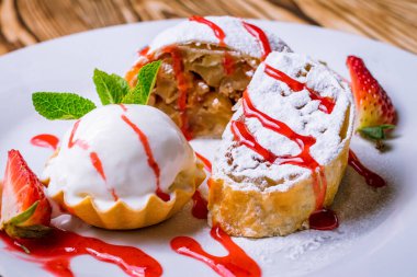 Elmalı turta ve dondurma.