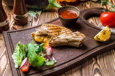 Soslu kızarmış domuz filetosu.