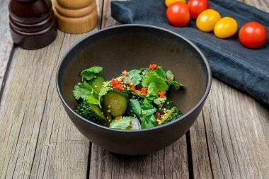 Salata, salatalık ve fıstık.