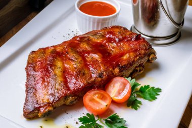 Barbekü domuz kaburgası, yakın çekim.