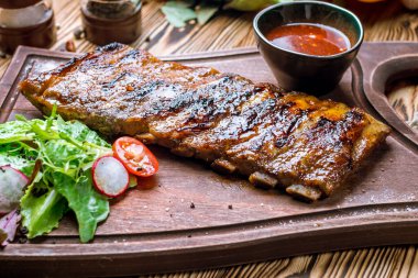 Barbekü domuz kaburgası, yakın çekim.